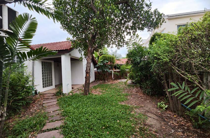 House with Shared Pool in Srinakarin 